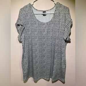 Like New Linda Michael Women’s Top- Plus Size 2x- Black and White Design- EUC!